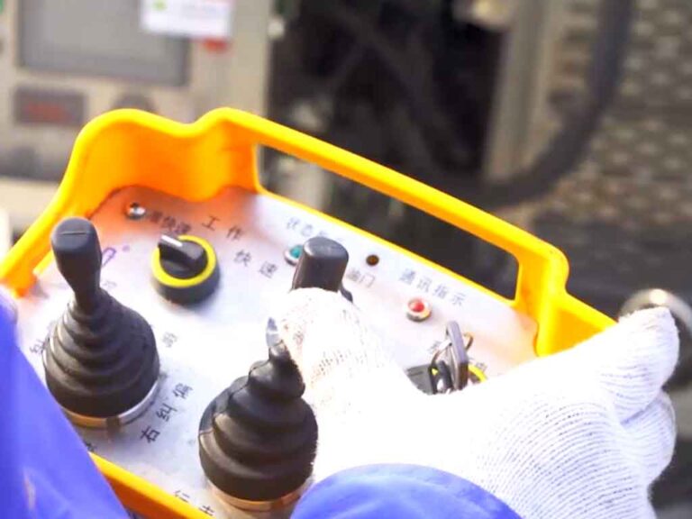 remote control makes the chicken harvester operation become more easy, safer and more convenient